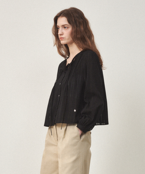 OSTKAKA（オストカーカ）の「ピンタックレースブラウスロングスリーブブラック（シャツ/ブラウス・レディース・その他・SMALL/MEDIUM）」の3枚目の写真