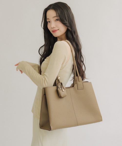 NEUNA（ヌナ）の「【ビジネスバッグ部門20週連続1位!!!】【軽量かつおしゃれなビジネスバッグ◎】スクエアステッチビジネスバッグ（ビジネスバッグ・レディース・グレイッシュベージュ/ブラック/アイボリー・FREE）」の5枚目の写真