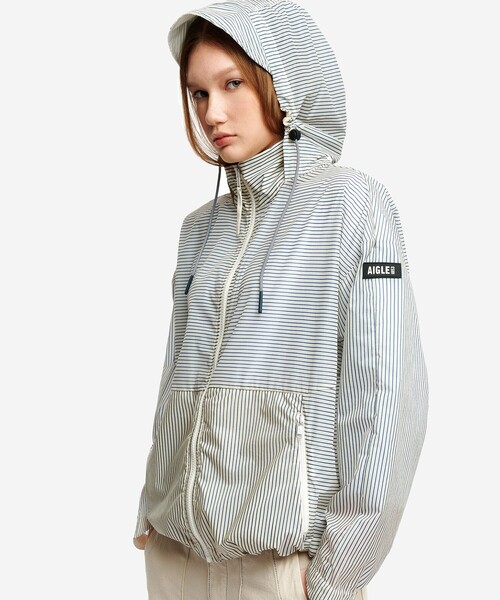 AIGLE(エーグル)の「超軽量 撥水 UVカット ストライプ エクストラライト フーディジャケット(ナイロンジャケット・レディース・ブルー/ホワイト・S/L/M/XS)」の2枚目の写真