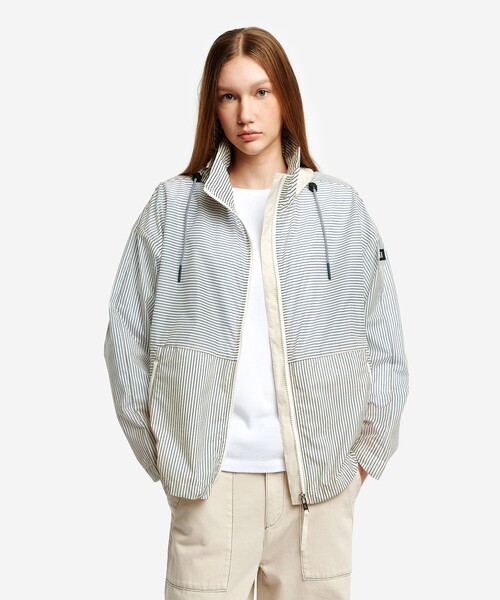 AIGLE(エーグル)の「超軽量 撥水 UVカット ストライプ エクストラライト フーディジャケット(ナイロンジャケット・レディース・ブルー/ホワイト・S/L/M/XS)」の8枚目の写真