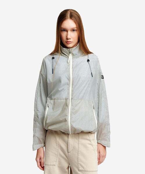 AIGLE(エーグル)の「超軽量 撥水 UVカット ストライプ エクストラライト フーディジャケット(ナイロンジャケット・レディース・ブルー/ホワイト・S/L/M/XS)」の9枚目の写真