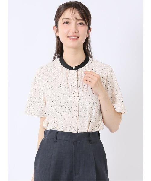 m.f.editorial(エムエフエディトリアル)の「【UVカット ウォッシャブル】m.f.エディトリアル レディース ドット柄 配色 バンドカラー 比翼 半袖 ブラウス(シャツ/ブラウス・レディース・アイボリー/ブラック・MEDIUM/LARGE)」の1枚目の写真