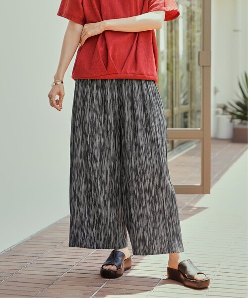 ikka(イッカ)の「【雑誌InRed6月号掲載】さらっとプリーツワイドパンツ【親子コーデ】(その他パンツ・レディース・ブラック/オレンジ/チャコール/ダークネイビー/グリーン/グレイッシュベージュ・M/L/S)」の2枚目の写真