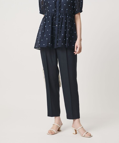 UNITED ARROWS（ユナイテッドアローズ）の「Spiree IAS タック テーパードパンツ ‐UVカット 接触冷感 ウォッシャブル‐（スラックス・レディース・ナチュラル/ネイビー・38/40/36/34）」の2枚目の写真