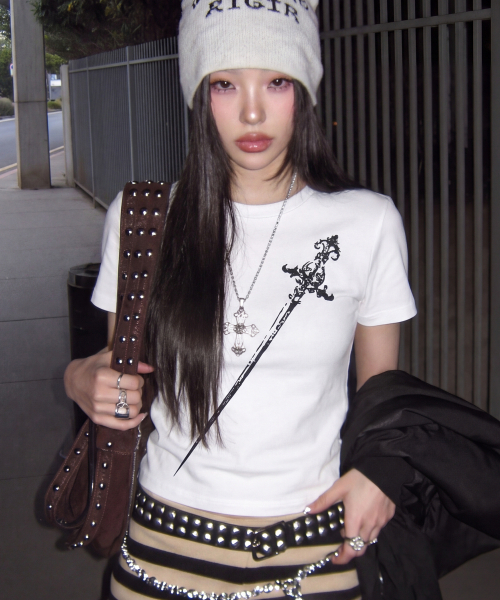 GRAVER（グレーバー）の「[ユニセックス]SWORD 半袖Tシャツ_2カラー（Tシャツ/カットソー・レディース・ブラック/ホワイト・SMALL/MEDIUM/LARGE/X-SMALL）」の3枚目の写真