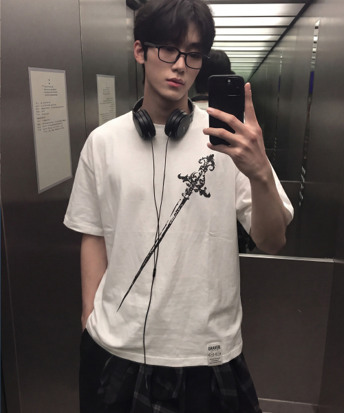 GRAVER（グレーバー）の「[ユニセックス]SWORD 半袖Tシャツ_2カラー（Tシャツ/カットソー・レディース・ブラック/ホワイト・SMALL/MEDIUM/LARGE/X-SMALL）」の5枚目の写真