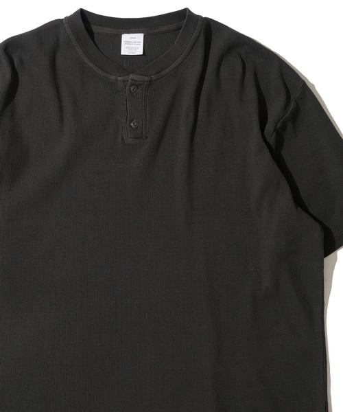 ADPOSION(アドポーション)の「【SEABEES/シービーズ】ピグメントテレコ ヘンリーネックTシャツ(Tシャツ/カットソー・メンズ・ブラック/アイボリー/カーキ・MEDIUM/LARGE)」の1枚目の写真