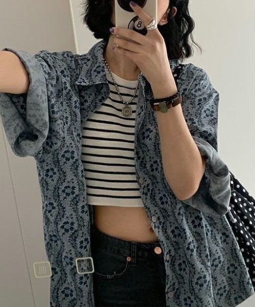 AVYL(アヴィル)の「レトロジャガードフラワー半袖シャツ/オーバーサイズ(シャツ/ブラウス・レディース・ブルー・M)」の1枚目の写真