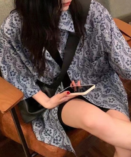 AVYL(アヴィル)の「レトロジャガードフラワー半袖シャツ/オーバーサイズ(シャツ/ブラウス・レディース・ブルー・M)」の4枚目の写真