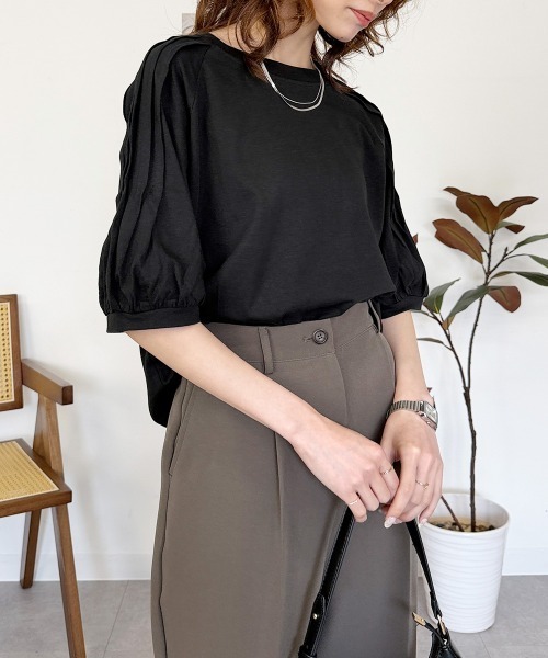 RCD(アールシーディー)の「袖タックラグランスリーブ半袖トップス(Tシャツ/カットソー・レディース・チャコールグレー/グレイッシュベージュ/オフホワイト/ブラック・LL~3L/M-L/4L~5L)」の1枚目の写真