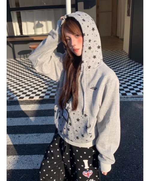 Ritzy(リッツィー)の「星総柄 クロップ丈フルジップパーカー(パーカー・レディース・グレー/ピンク・M)」の2枚目の写真