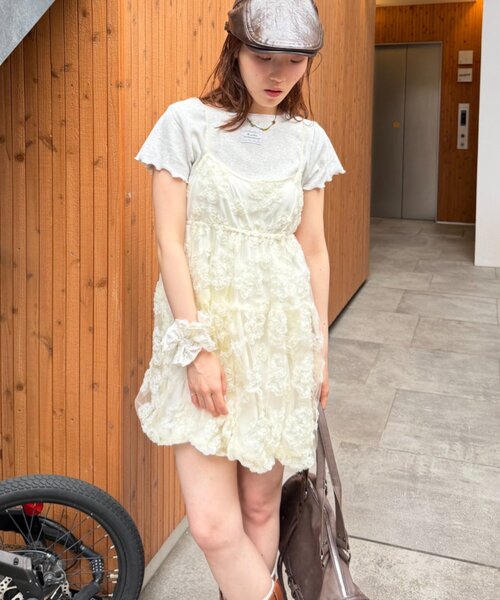w closet(ダブルクローゼット)の「フラワーバルーンミニキャミワンピース(チュニック・レディース・ブラック/オフホワイト/イエロー/ブルー・FREE)」の5枚目の写真