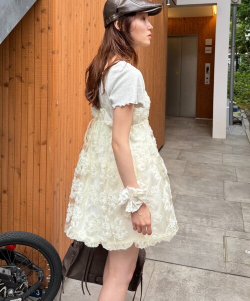 w closet(ダブルクローゼット)の「フラワーバルーンミニキャミワンピース(チュニック・レディース・ブラック/オフホワイト/イエロー/ブルー・FREE)」の6枚目の写真