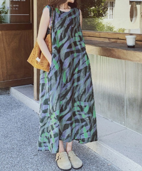 AMAJI(アマジ)の「総柄プリント ノースリーブ マキシ丈ワンピース(ワンピース・レディース・マルチ・XX-LARGE/X-LARGE/LARGE)」の1枚目の写真