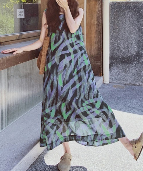 AMAJI(アマジ)の「総柄プリント ノースリーブ マキシ丈ワンピース(ワンピース・レディース・マルチ・XX-LARGE/X-LARGE/LARGE)」の2枚目の写真
