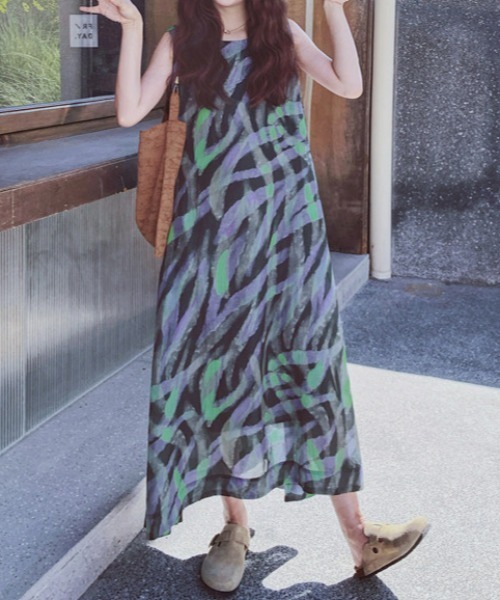 AMAJI(アマジ)の「総柄プリント ノースリーブ マキシ丈ワンピース(ワンピース・レディース・マルチ・XX-LARGE/X-LARGE/LARGE)」の4枚目の写真