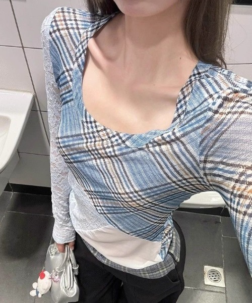 AVYL(アヴィル)の「レース切り替えチェック柄タイトUネックトップス(Tシャツ/カットソー・レディース・ブルー・M)」の5枚目の写真