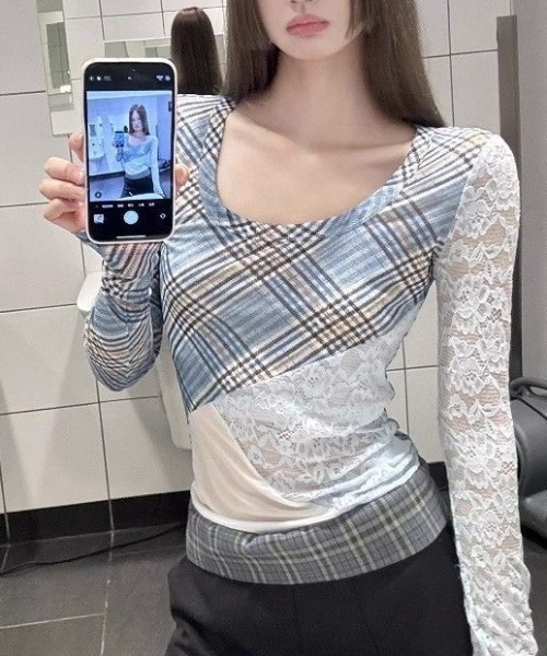 AVYL(アヴィル)の「レース切り替えチェック柄タイトUネックトップス(Tシャツ/カットソー・レディース・ブルー・M)」の3枚目の写真