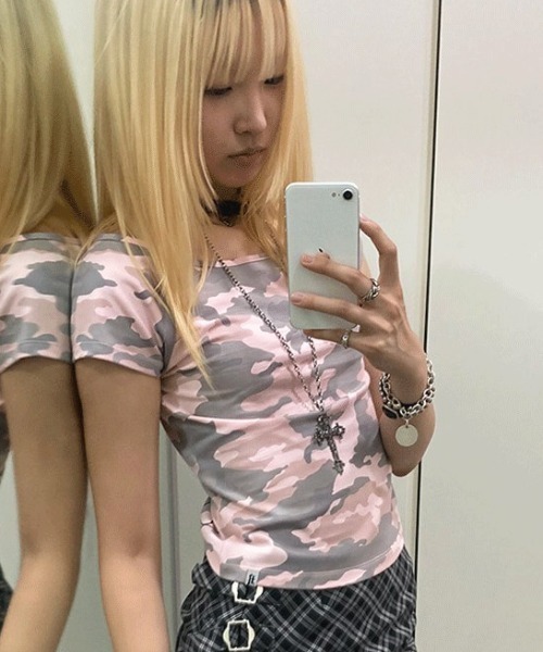 runningHIGH（ランニングハイ）の「A'GEM/9 × .kom 『runningHIGH/ランニングハイ』CAMOUFLAGE TEE/カモフラージュTシャツ（Tシャツ/カットソー・レディース・ピンク/チャコール・FREE）」の2枚目の写真
