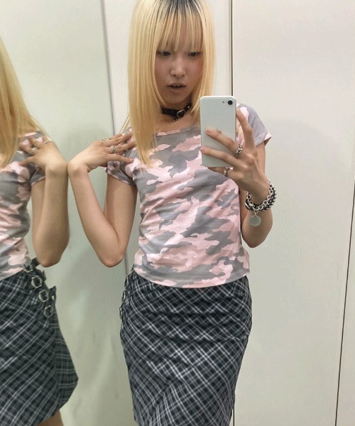 runningHIGH（ランニングハイ）の「A'GEM/9 × .kom 『runningHIGH/ランニングハイ』CAMOUFLAGE TEE/カモフラージュTシャツ（Tシャツ/カットソー・レディース・ピンク/チャコール・FREE）」の8枚目の写真