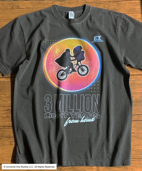 minius(ミニウス)の「【E.T.】Ride into the light 映画 ライセンス Tシャツ ヴィンテージ風 シルエットアートデザインメンズ レディース(Tシャツ/カットソー・メンズ・ブラック/ホワイト・SMALL/LARGE/X-LARGE/MEDIUM)」の1枚目の写真