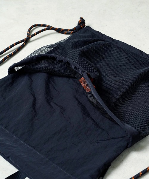 UNIVERSAL OVERALL（ユニバーサルオーバーオール）の「"07"≪UNIVERSAL OVERALL≫1ポケット/2L ザイル フロントメッシュ ナップサック（バックパック/リュック・メンズ・ブラック・ONE SIZE）」の14枚目の写真