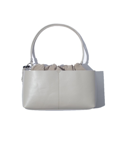F/CE. （エフシーイー）の「F/CE. TECH LEATHER MINI HAND POACH / エフシーイー テックレザー ミニ ハンドポーチ（ハンドバッグ・レディース・キナリ/ブラック・FREE）」の3枚目の写真
