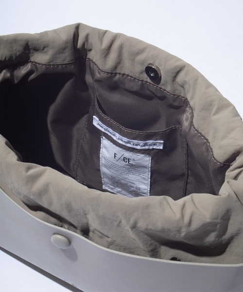 F/CE. （エフシーイー）の「F/CE. TECH LEATHER MINI HAND POACH / エフシーイー テックレザー ミニ ハンドポーチ（ハンドバッグ・レディース・キナリ/ブラック・FREE）」の15枚目の写真