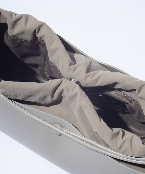 F/CE. （エフシーイー）の「F/CE. TECH LEATHER MINI HAND POACH / エフシーイー テックレザー ミニ ハンドポーチ（ハンドバッグ・レディース・キナリ/ブラック・FREE）」の14枚目の写真