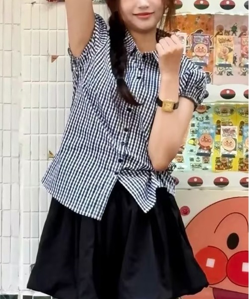 AsheKsha(アシクシャ)の「細チェック襟付きパフスリーブウエスト絞り半袖シャツ(シャツ/ブラウス・レディース・ブラック×ホワイト・M)」の2枚目の写真