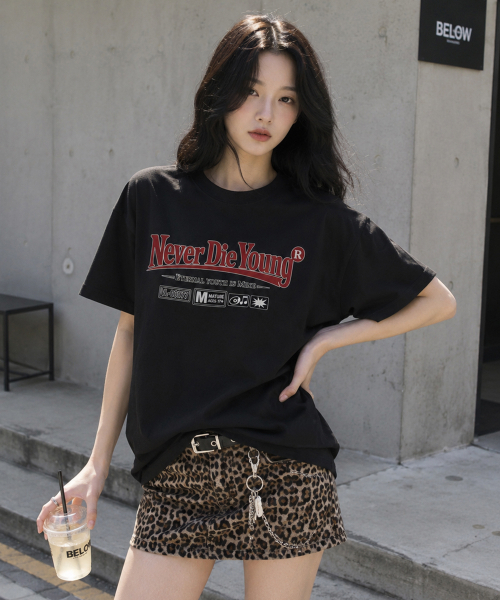 GRAVER ORDINARY（グレイバーオーディナリー）の「[ODNR UNISEX]ネイバー ダイ ヤング 半袖Tシャツ_BLACK（Tシャツ/カットソー・レディース・ブラック・MEDIUM/LARGE）」の2枚目の写真