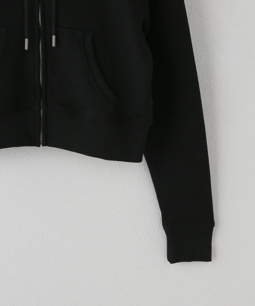 GUESS JEANS(ゲスジーンズ)の「GUESS JEANS / ゲス ジーンズ STAR PRINT WAFFLE HOODIE(パーカー・レディース・ブラック・SMALL)」の3枚目の写真