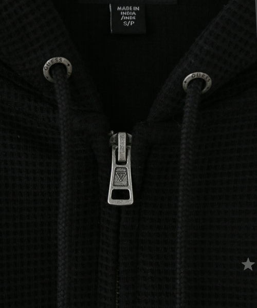 GUESS JEANS(ゲスジーンズ)の「GUESS JEANS / ゲス ジーンズ STAR PRINT WAFFLE HOODIE(パーカー・レディース・ブラック・SMALL)」の5枚目の写真
