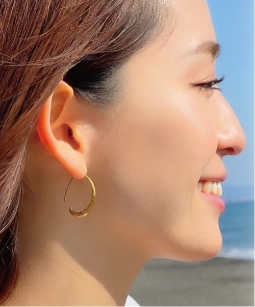 Stelino(ステリノ)の「ハワイアンジュエリー フープピアス 透かし彫り 波 マイレ 直径20mm 金属アレルギー対応 (両耳用)(ピアス(両耳用)・レディース・シルバー/ゴールド/ピンクゴールド・FREE)」の4枚目の写真