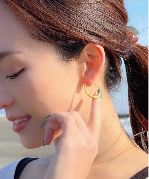 Stelino(ステリノ)の「ハワイアンジュエリー フープピアス 透かし彫り 波 マイレ 直径20mm 金属アレルギー対応 (両耳用)(ピアス(両耳用)・レディース・シルバー/ゴールド/ピンクゴールド・FREE)」の8枚目の写真