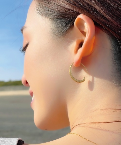 Stelino(ステリノ)の「ハワイアンジュエリー フープピアス 透かし彫り 波 マイレ 直径20mm 金属アレルギー対応 (両耳用)(ピアス(両耳用)・レディース・シルバー/ゴールド/ピンクゴールド・FREE)」の9枚目の写真