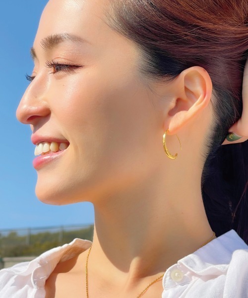 Stelino(ステリノ)の「ハワイアンジュエリー フープピアス 透かし彫り 波 マイレ 直径20mm 金属アレルギー対応 (両耳用)(ピアス(両耳用)・レディース・シルバー/ゴールド/ピンクゴールド・FREE)」の10枚目の写真