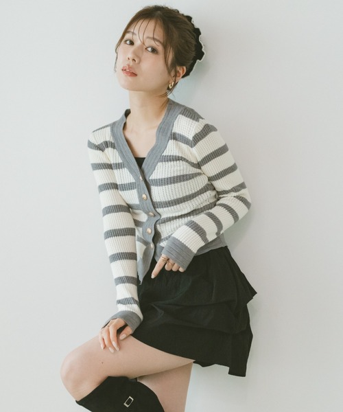 VANNIE U(ヴァニーユー)の「金ボタンボーダーシェイプロングスリーブニット(ニット/セーター・レディース・グレー/ホワイト/ブラック・FREE)」の1枚目の写真