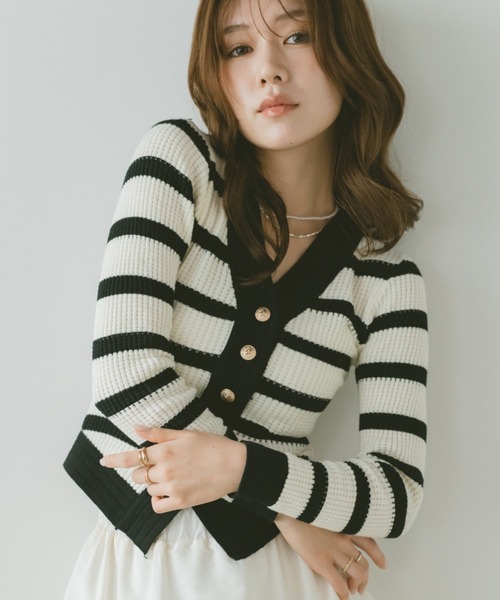 VANNIE U(ヴァニーユー)の「金ボタンボーダーシェイプロングスリーブニット(ニット/セーター・レディース・グレー/ホワイト/ブラック・FREE)」の2枚目の写真