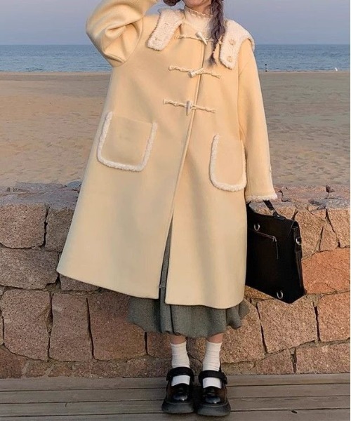 &soiree(アンドソワレ)の「ボア切り替えトグルボタンロングコート(ダッフルコート・レディース・イエロー/ピンク・LARGE/X-LARGE/MEDIUM/SMALL)」の4枚目の写真