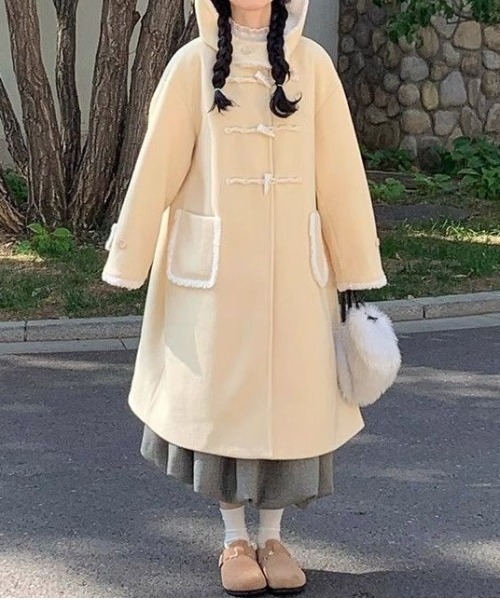&soiree(アンドソワレ)の「ボア切り替えトグルボタンロングコート(ダッフルコート・レディース・イエロー/ピンク・LARGE/X-LARGE/MEDIUM/SMALL)」の5枚目の写真