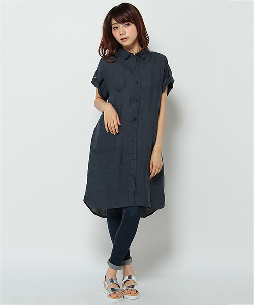 LBC（エルビーシー）の「リネンシャツワンピース              （シャツワンピース・レディース・オフホワイト/ネイビー・MEDIUM）」の2枚目の写真