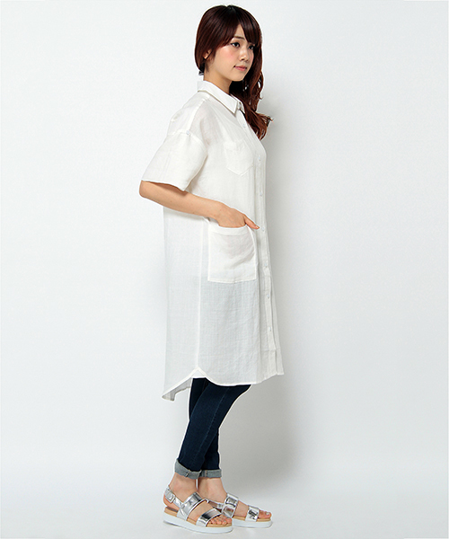LBC（エルビーシー）の「リネンシャツワンピース              （シャツワンピース・レディース・オフホワイト/ネイビー・MEDIUM）」の4枚目の写真