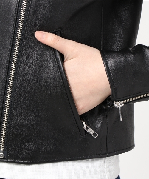 MOUSSY（マウジー）の「NO COLLAR LEATHER JK（ノーカラージャケット・レディース・ベージュ/ブラック・1/2）」の8枚目の写真