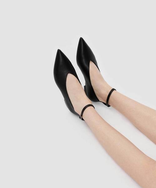 CHARLES & KEITH(チャールズ & キース)の「Vトップラインアンクルストラップフラット / V TOPLINE ANKLE STRAP FLATS(バレエシューズ・レディース・ブラック/グリーン/バーガンディー・22.5cm/23cm/23.5cm/24.5cm/25cm)」の4枚目の写真