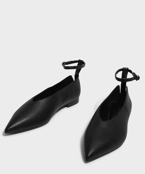 CHARLES & KEITH(チャールズ & キース)の「Vトップラインアンクルストラップフラット / V TOPLINE ANKLE STRAP FLATS(バレエシューズ・レディース・ブラック/グリーン/バーガンディー・22.5cm/23cm/23.5cm/24.5cm/25cm)」の5枚目の写真