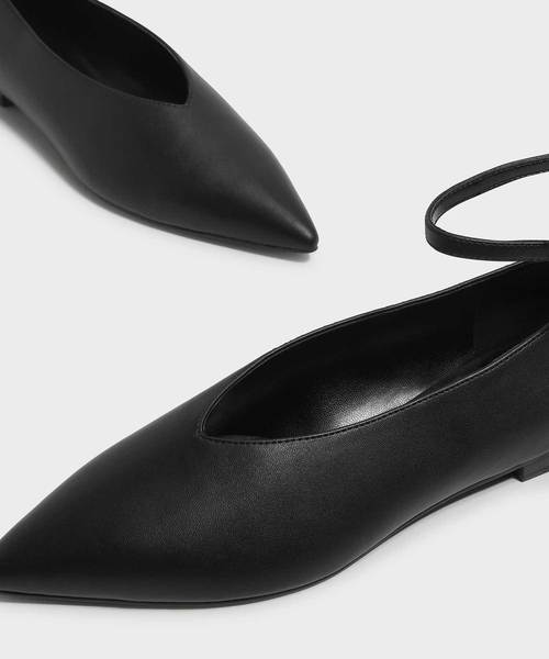 CHARLES & KEITH(チャールズ & キース)の「Vトップラインアンクルストラップフラット / V TOPLINE ANKLE STRAP FLATS(バレエシューズ・レディース・ブラック/グリーン/バーガンディー・22.5cm/23cm/23.5cm/24.5cm/25cm)」の7枚目の写真