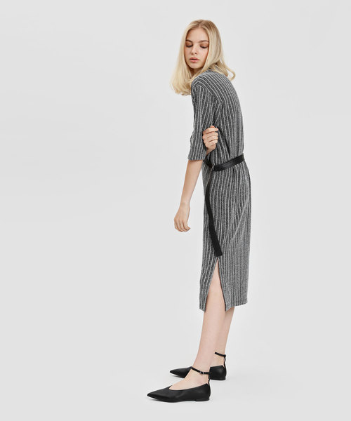 CHARLES & KEITH(チャールズ & キース)の「Vトップラインアンクルストラップフラット / V TOPLINE ANKLE STRAP FLATS(バレエシューズ・レディース・ブラック/グリーン/バーガンディー・22.5cm/23cm/23.5cm/24.5cm/25cm)」の8枚目の写真
