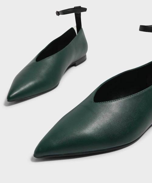 CHARLES & KEITH(チャールズ & キース)の「Vトップラインアンクルストラップフラット / V TOPLINE ANKLE STRAP FLATS(バレエシューズ・レディース・ブラック/グリーン/バーガンディー・22.5cm/23cm/23.5cm/24.5cm/25cm)」の13枚目の写真