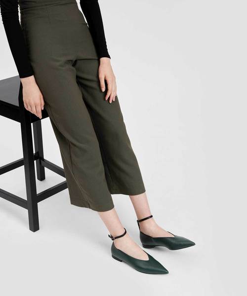 CHARLES & KEITH(チャールズ & キース)の「Vトップラインアンクルストラップフラット / V TOPLINE ANKLE STRAP FLATS(バレエシューズ・レディース・ブラック/グリーン/バーガンディー・22.5cm/23cm/23.5cm/24.5cm/25cm)」の14枚目の写真